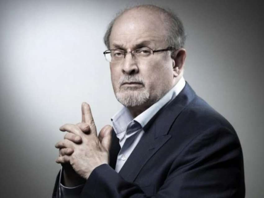 U plagos me thikë gjatë një fjalimi, kush është autori 24-vjeçar i sulmit ndaj Salman Rushdie. Shkrimtari rrezikon të humbasë njërin sy