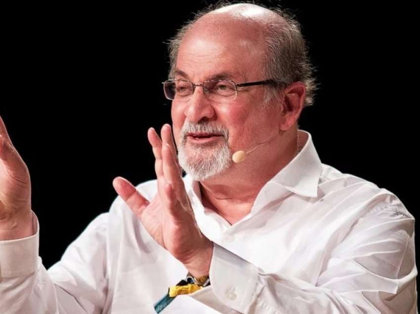 Shkrimtari Salman Rushdie ende në spital pas sulmit me thikë