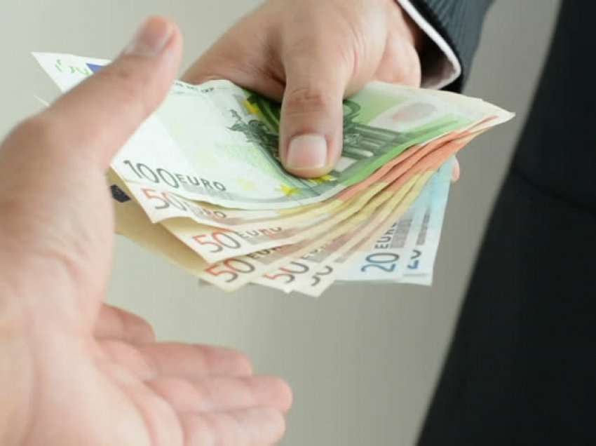 Fenomeni i tradhtisë financiare që po çon drejt ndarjes çiftet shqiptare! Partnerët mashtrojnë njëri-tjetrin për të ardhurat