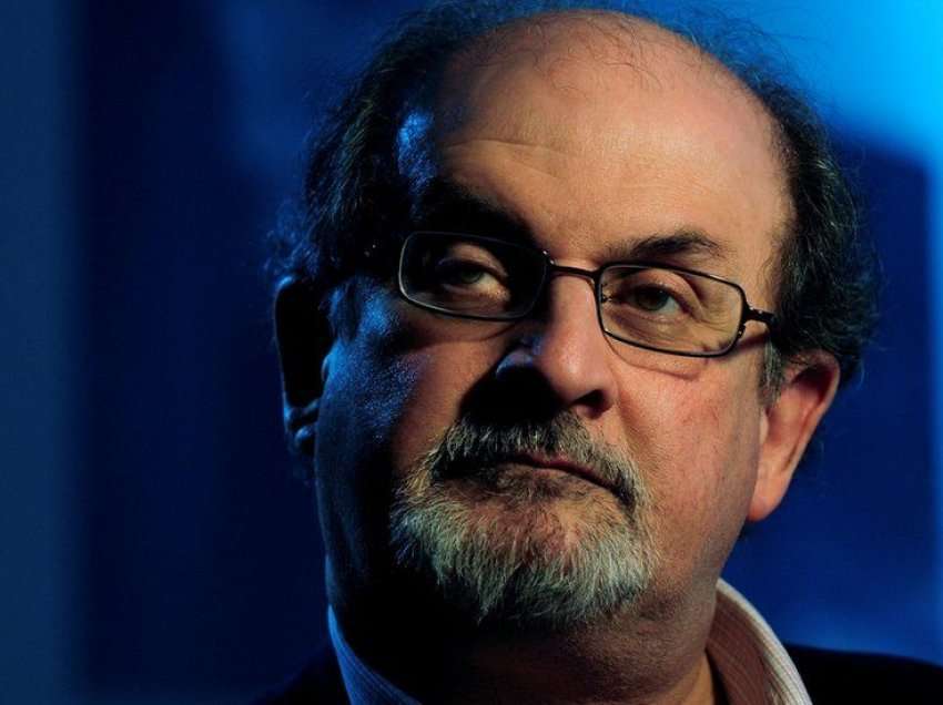 U qëllua me thikë gjatë prezantimit të librit, del nga intubimi Salman Rushdie! Ja si është gjendja e tij shëndetësore