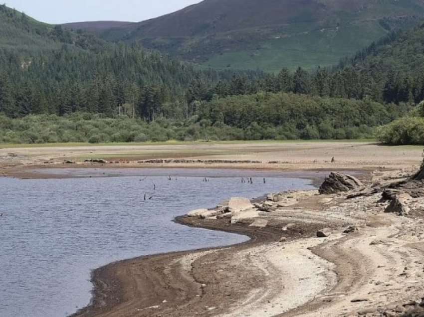 ​Uells: Thahet rezervuari i ujit, zbulohet fshati i braktisur para më shumë se 100 vjetësh