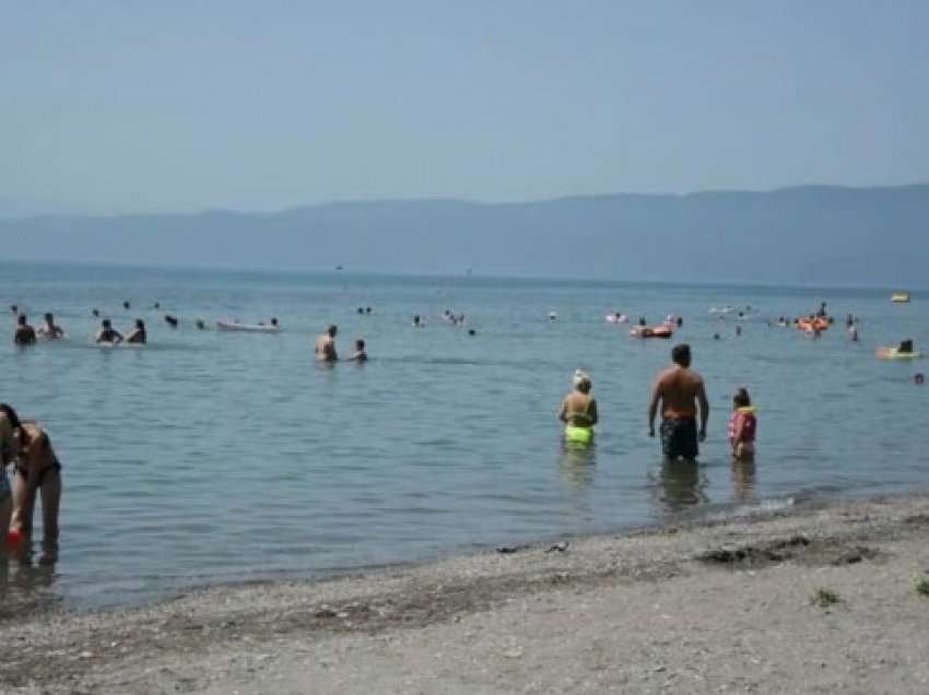 ​Turistët ankohen për pastërtinë në plazhet e Ohërit