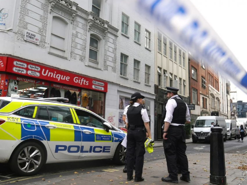 Vritet një person me thikë në mes të Londrës
