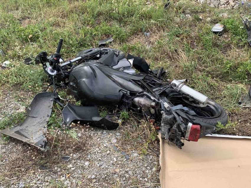 Aksident me fatalitet në Qyshk të Pejës – motoçikleta përplaset për shtylle të betonit