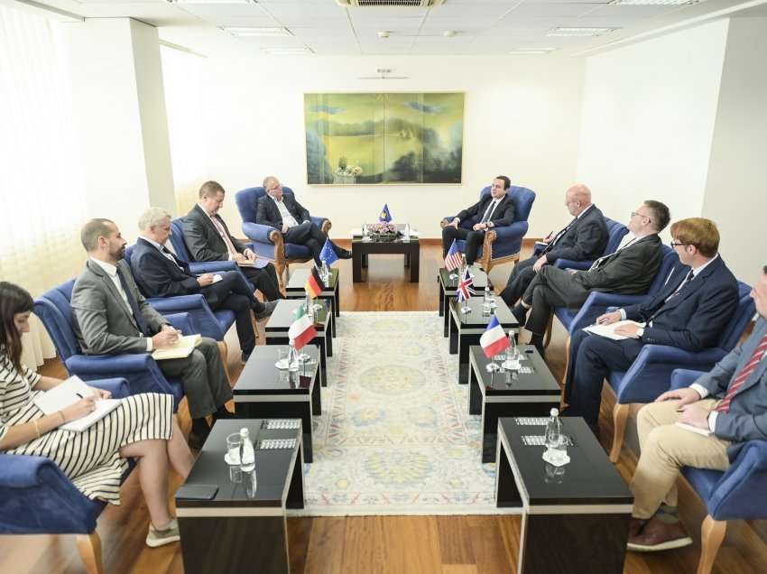 Në prag të takimit me Vuçiqin, Kryeministri Kurti takohet me shefin e Zyrës së BE-së dhe ambasadorët e Quint-it