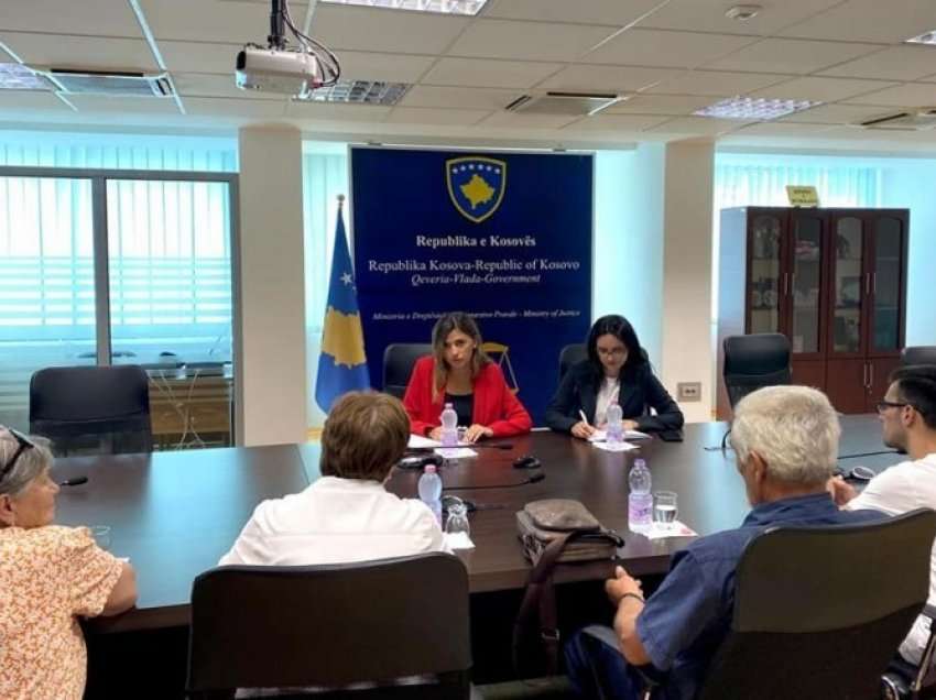 Ministrja Haxhiu takon drejtuesit e shoqatës për krime lufte në Gjakovë