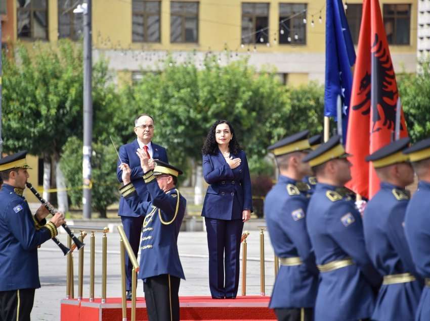 Këto janë detajet që nuk u panë nga vizita e presidentit të Shqipërisë në Kosovë – ja ku gaboi!