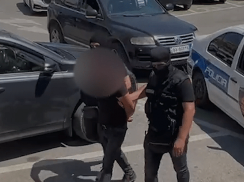 Shoferi ‘tap’ godet me shpulla policët në Tepelenë