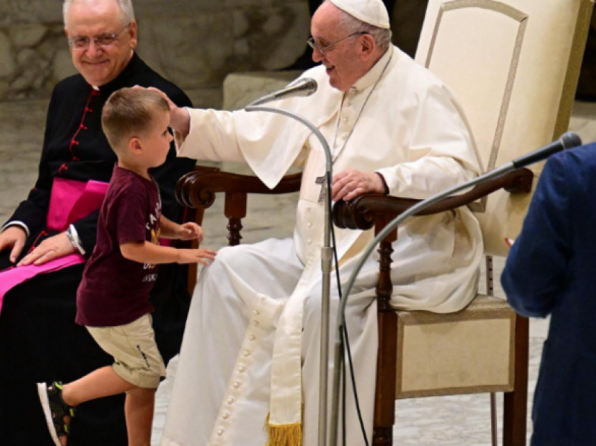 Djaloshi i djallëzuar erdhi tek Papa dhe reagimi i tij i bëri të gjithë të qeshin