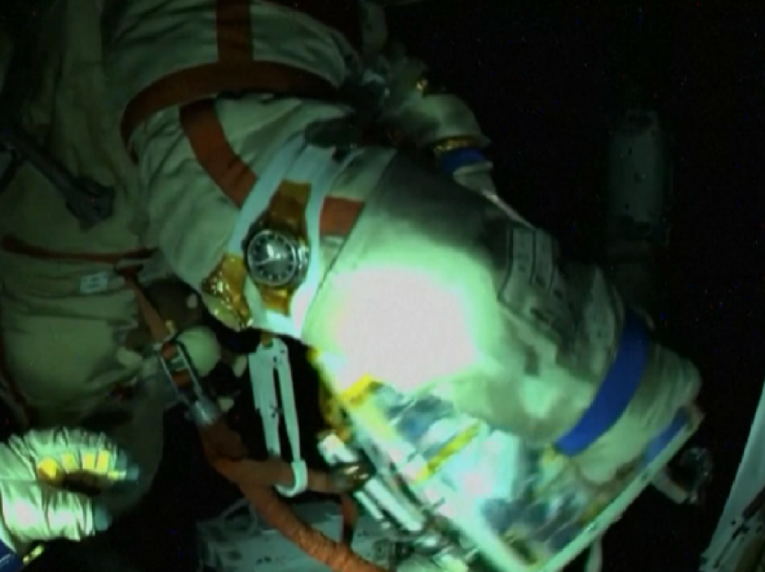 Frikë në hapësirë, kozmonauti rus ndërpret shëtitjen pas problemit me kostumin