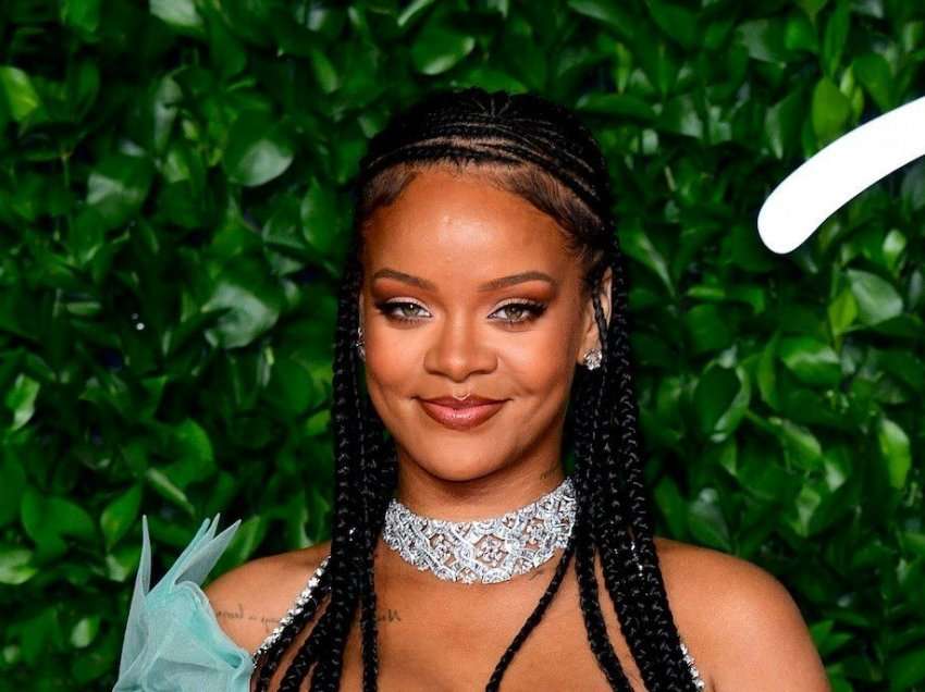 Rihanna rikthehet në qendër të vëmendjes dhe sjell trendin më të ri