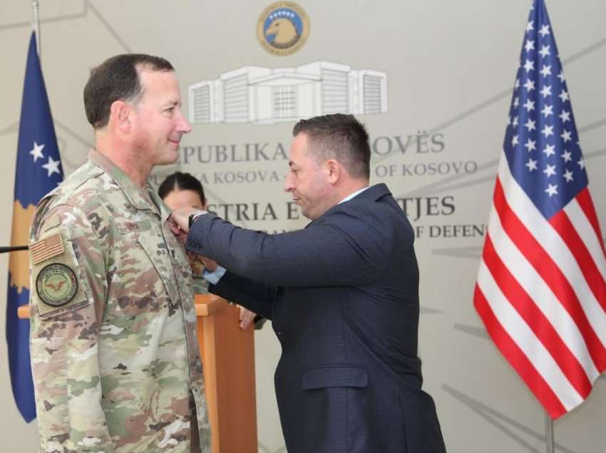 ​Mbahet ceremona lamtumirëse me rastin e përfundimit të detyrës së atasheut të Mbrojtjes së SHBA-së