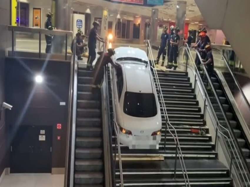 ​Makina e vjedhur bie në shkallët e stacionit nëntokësor të metrosë në Madrid