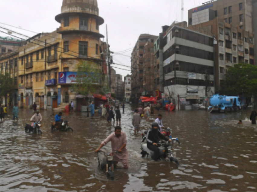 Mbi 900 të vdekur nga përmbytjet në Pakistan gjatë verës