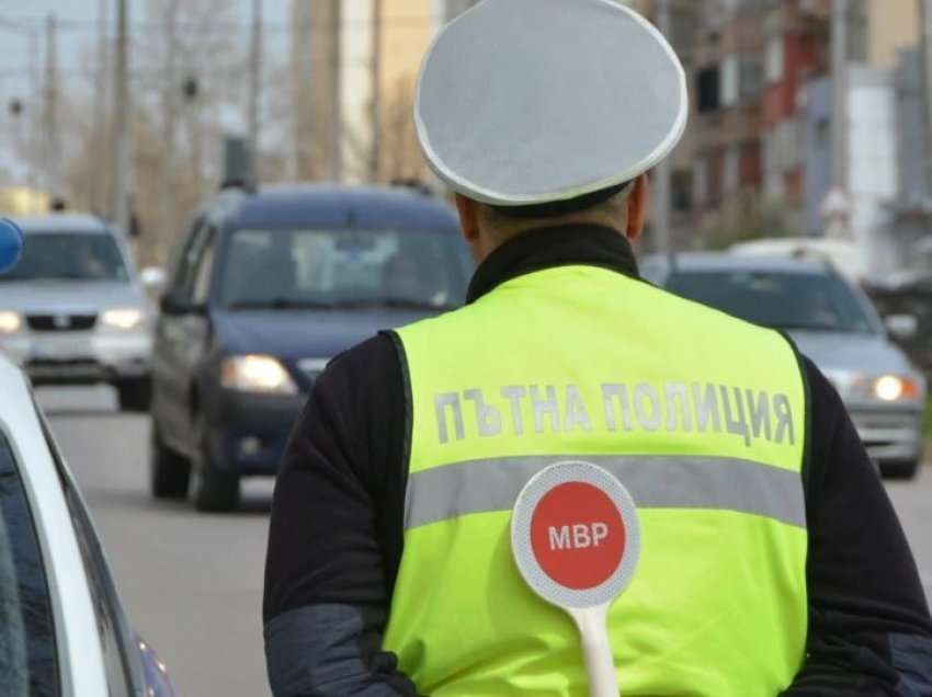 Vriten dy policë bullgarë nga një autobus që transportonte emigrantë