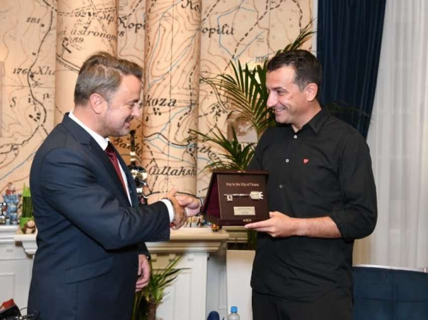 ​Veliaj i dhuron “Çelësin e Qytetit” kryeministrit të Luksemburgut