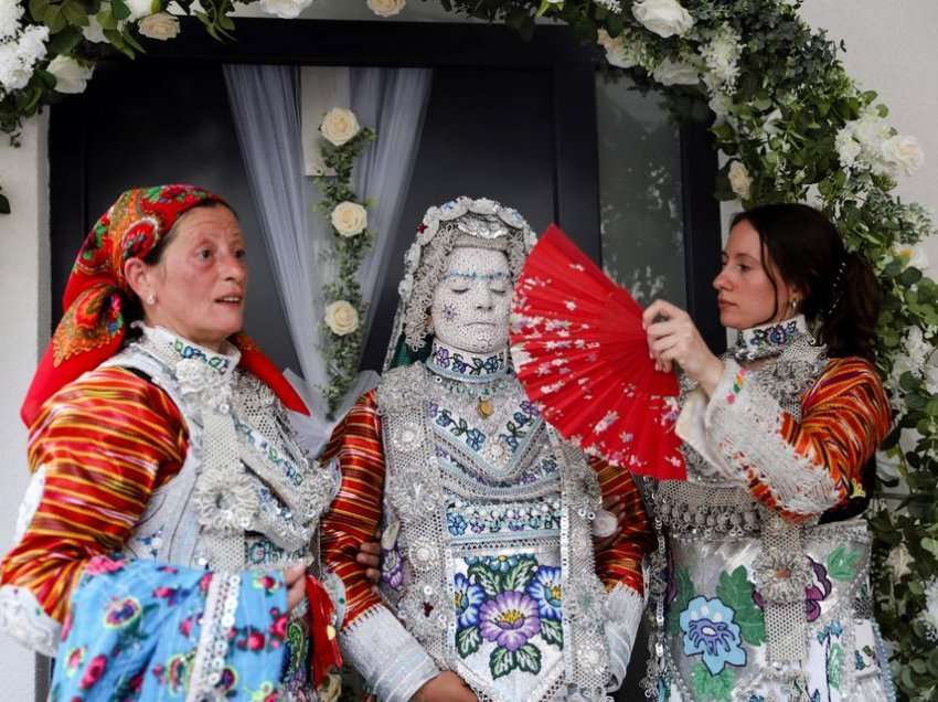 Pamje nga dasma e veçantë shqiptare që bëri jehonë në mediat ndërkombëtare