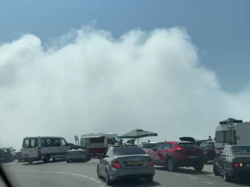 Trafik i rënduar dhe mjegull në Llogara, pushuesit dynden në jug