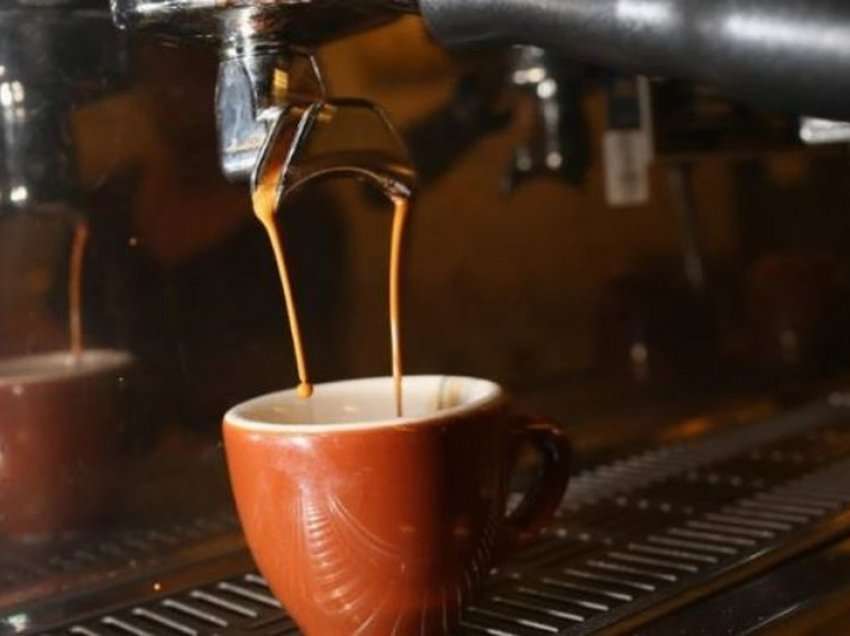 Studimi: Konsumi i rregullt i kafesë dhe çajit të nxehtë rrit rrezikun për kancer të fytit