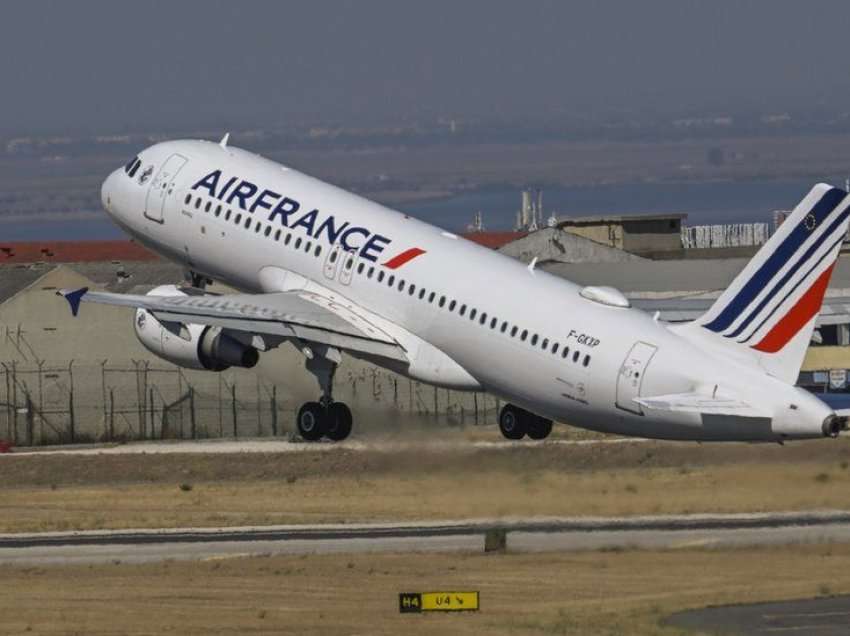 Dy pilotë të Air France pezullohen, pasi u përplasën fizikisht