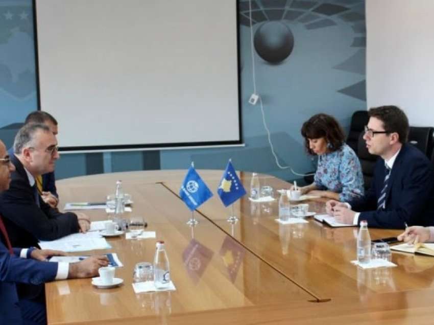 Ministri Murati takon drejtorin Ekzekutiv të Bankës Botërore për Kosovë, flasin për mbështetjen e sektorit privat
