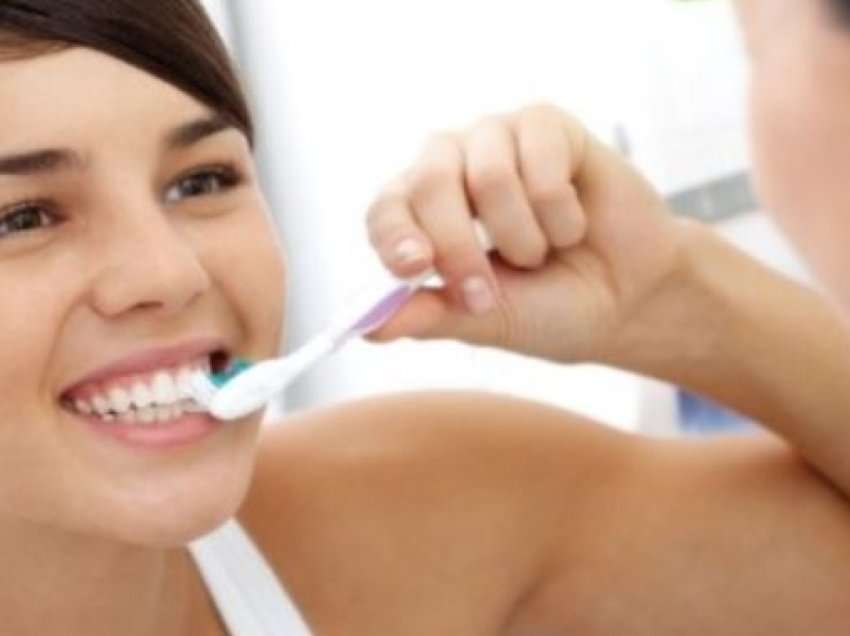 Si t’i lajmë dhëmbët siç duhet?