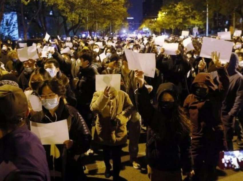 Autoritetet kineze ‘dorëzohen’ para protestuesve, lehtësojnë kufizimet kundër COVID-19