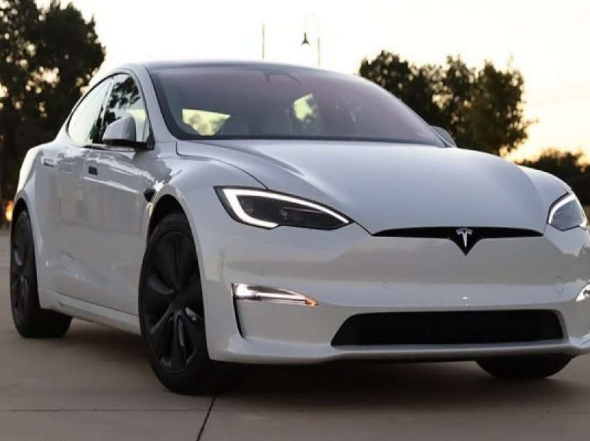 ​Tesla tërheq 435 mijë automjete nga Kina