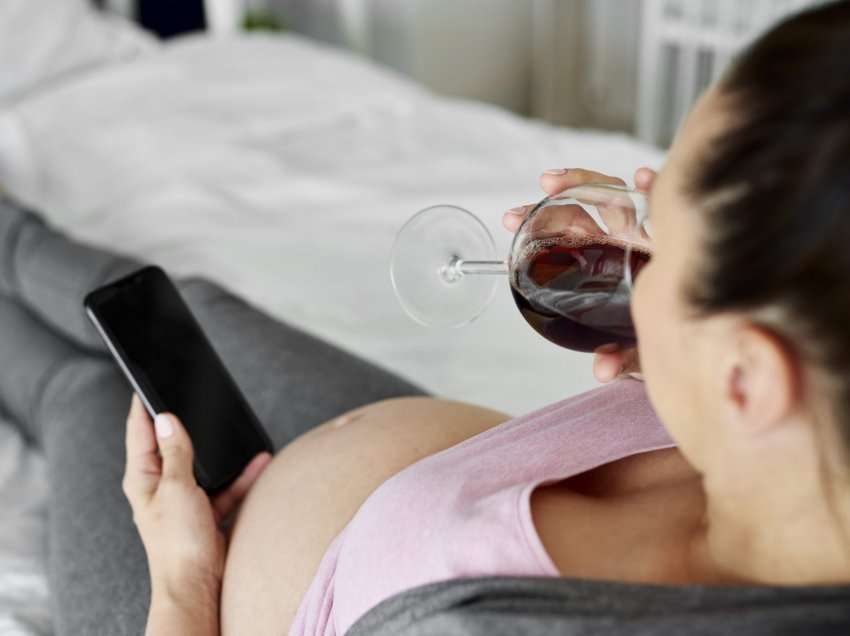 Pirja e alkoolit gjatë shtatzënisë mund të ndryshojë strukturën e trurit të foshnjës