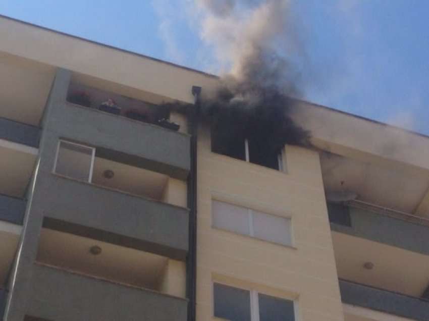 Zjarr në një banesë në Fushë Kosovë, lëndohet një person