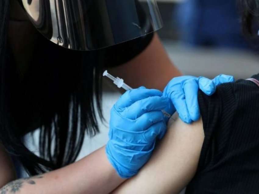 Qeveria franceze u bën thirrje grupeve me rrezik të lartë që të marrin vaksinën e dytë përforcuese të COVID-19