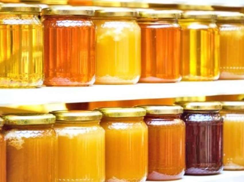 Policia sekuestron 146 kavanoza me mjaltë dhe 40 kilogramë djathë në Prevallë – dyshohet se u kontrabanduan nga Maqedonia e Veriut në Kosovë