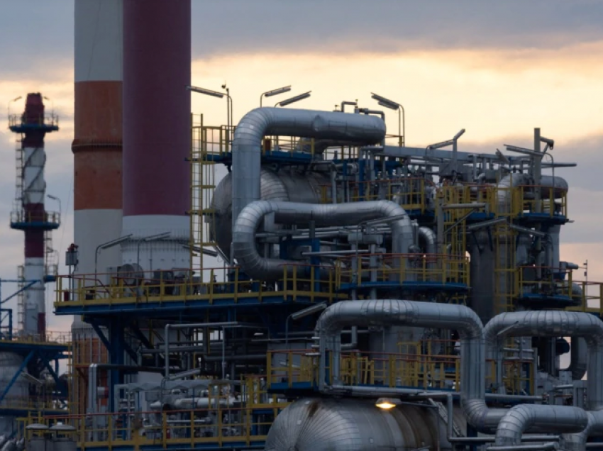 Ukraina: Çmimi tavan ndaj naftës ruse të ulet në 30 dollarë për një fuçi