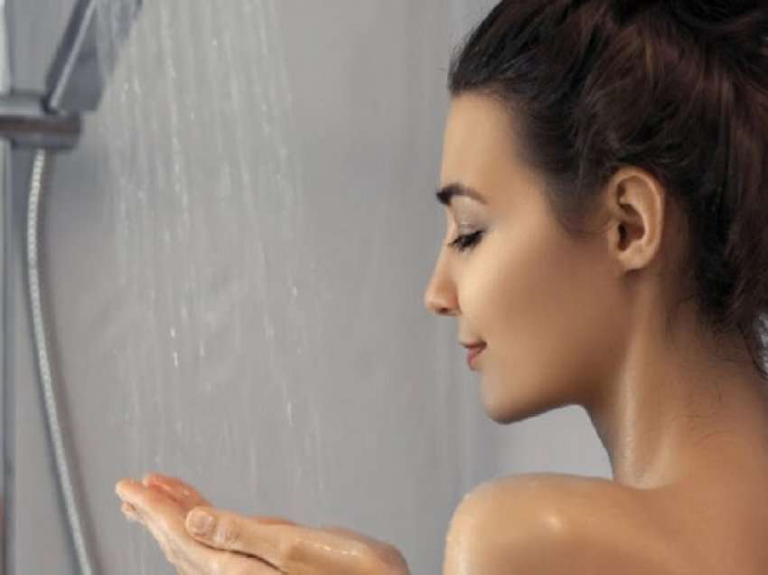 ​Si ndikon temperatura e ujit gjatë larjes në shëndetin dhe pamjen e flokëve