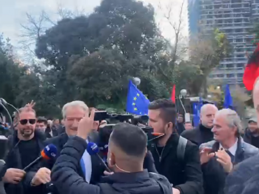 Berisha shkon në këmbë në selinë blu, protestuesit valëvisin flamujt e Europës