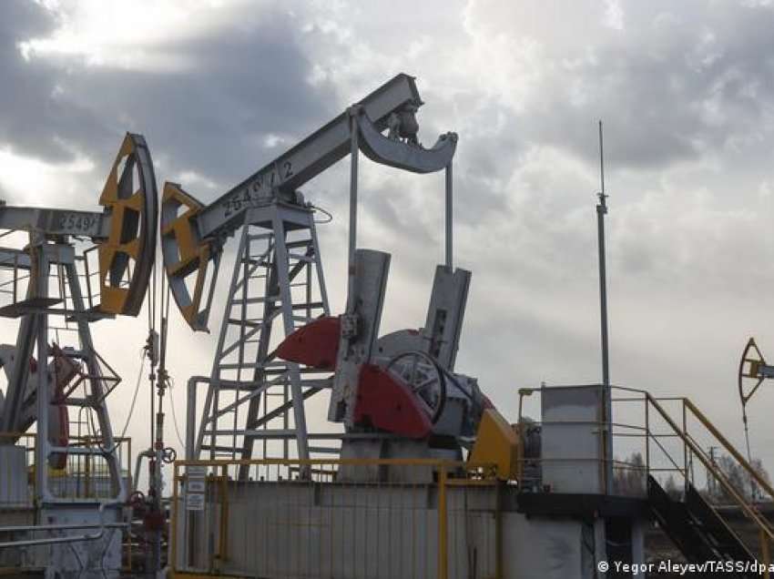 Futet në fuqi kufizimi i çmimeve për naftën ruse