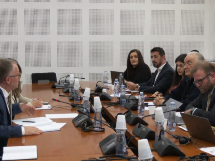 “Nuk t’kemi thirrë me raportu për Thaçin”, Besnik Bislimi e Xhavit Haliti përplasen në Komision