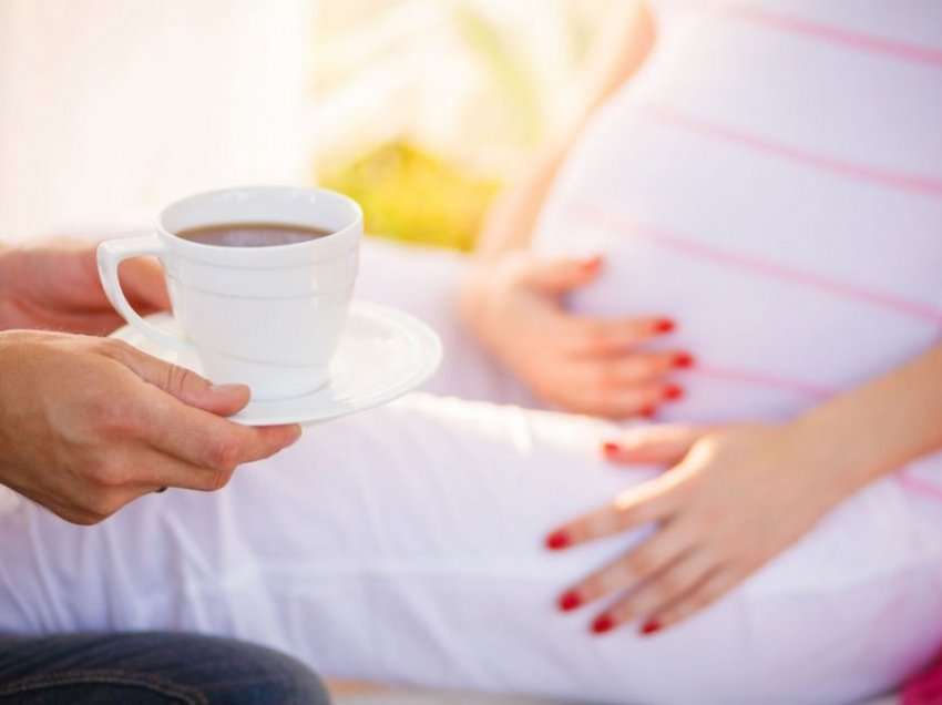 Kafeja gjatë shtatzënisë rrit rrezikun e mbipeshës te fëmijët