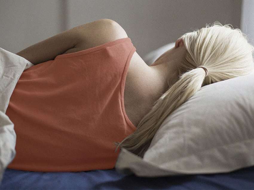Mënyra se si flini mund të shkaktojë dhimbje në qafë dhe shpinë