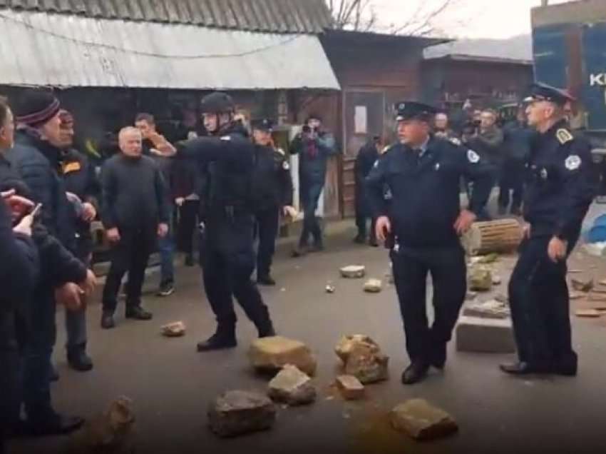 Policia dhe Dogana përballet me rezistencën e serbëve në Hoçë të Madhe të Rahovecit, shkuan të konfiskonin 42 mijë litra verë