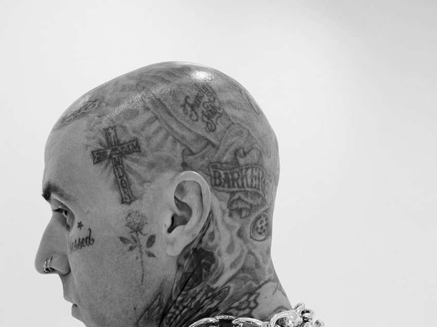 Travis Barker tregon koleksionin e tij të tatuazheve në rrjete sociale