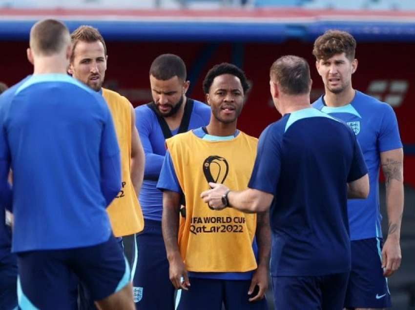 Sterling rikthehet në Katar, i bashkohet Anglisë në stërvitje
