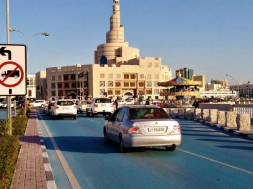 Pse disa rrugë në Katar janë me ngjyrë të kaltër?
