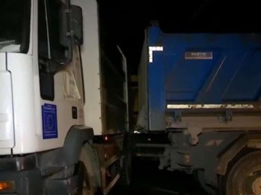 ​Barrikada me kamionët donacion të BE-së