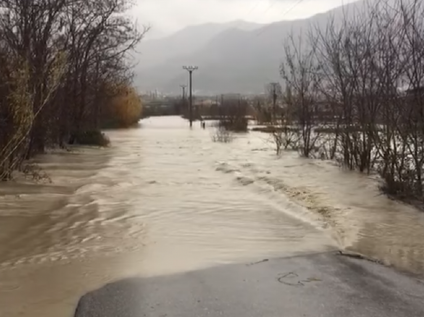Reshjet e shiut, përmbytje në disa zona të Lezhës! Rrëshqitje dherash e gurësh në rrugën e Kombit