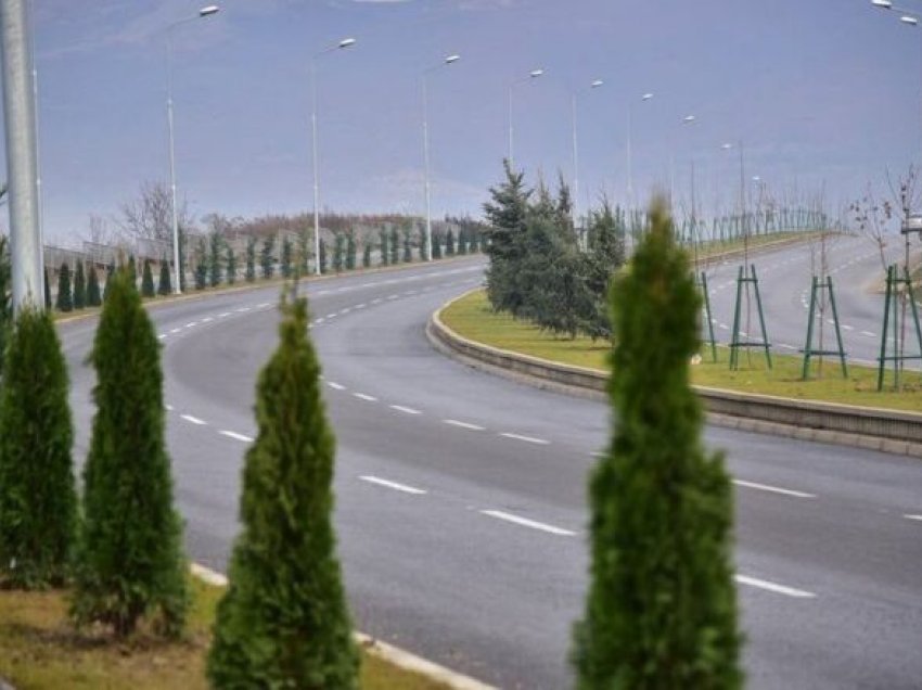 Qarkullimi në rrugët shtetërore të Maqedonisë po zhvillohet pa probleme, në rrugë të lagështa