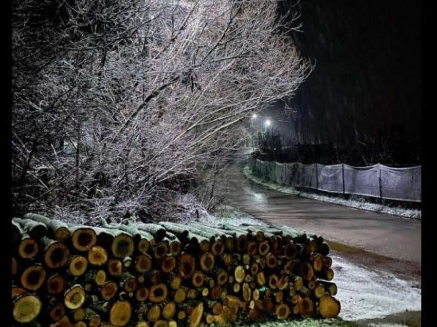 Mbrëmë ra borë edhe në Prishtinë, faqja e motit publikoi disa fotografi