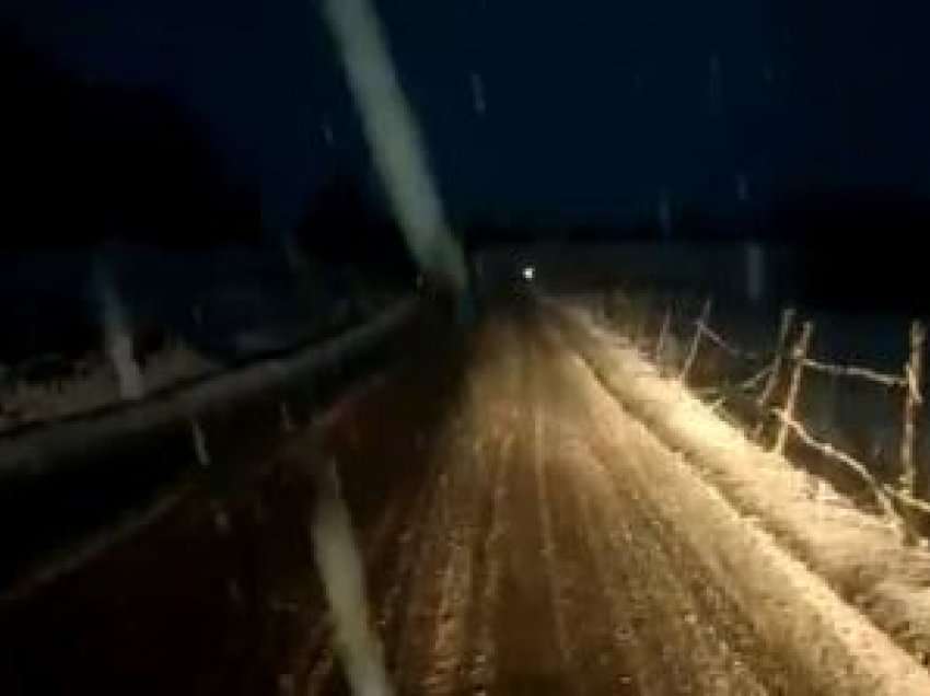 Reshjet e borës/ Vështirësohet qarkullimi në rrugën e Arbrit, kërkohet përdorimi i zinxhirëve
