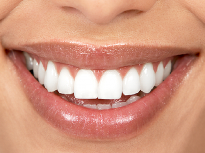 Gjashtë gjëra që s’duhet t’i afrohen fare dhëmbëve tuaj