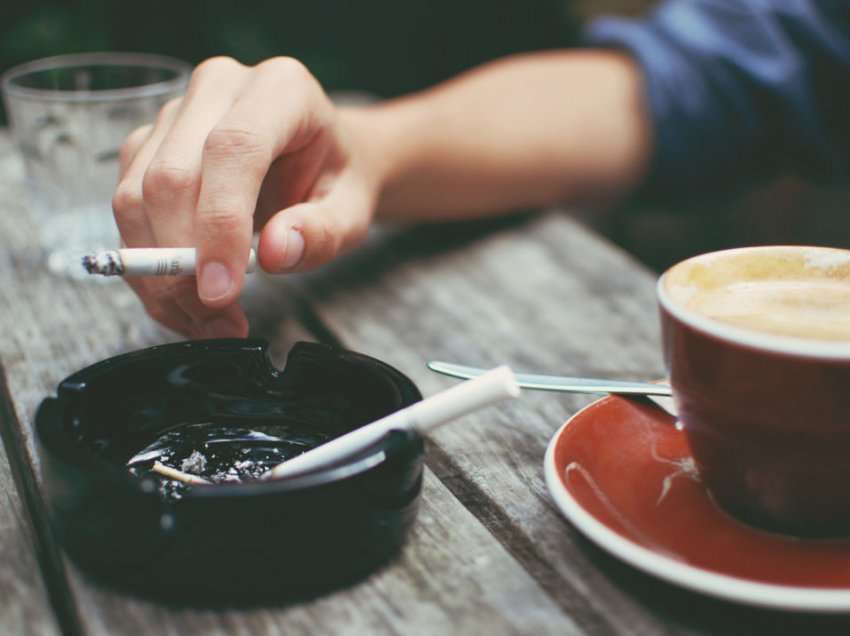 Kafe dhe cigare, një kombinim fatal për zemrën